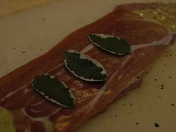 Kalbschnitzelröllchen an pikantem Pfirsich-Melonen-Salat - Rezept - Bild Nr. 2