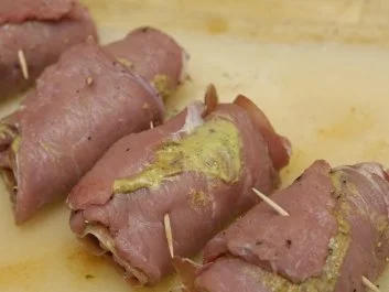 Kalbschnitzelröllchen an pikantem Pfirsich-Melonen-Salat - Rezept - Bild Nr. 3