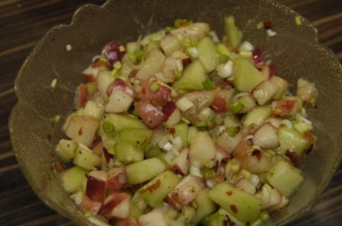 Kalbschnitzelröllchen an pikantem Pfirsich-Melonen-Salat - Rezept - Bild Nr. 4