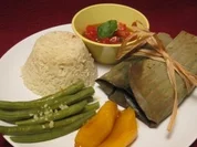 Zitrushühnchen im Bananenblatt mit Kokosreis und karamellisierter Mango - Rezept