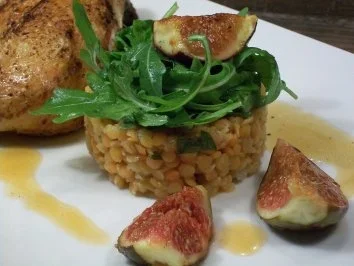 Salat von roten Linsen mit Verjus, Rucola und karamellisierten Feigen - Rezept