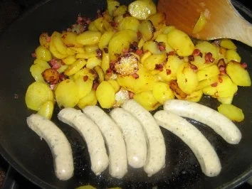 Rezept: Nürnberger Würstchen an Bratkartoffeln Bild Nr. 5 Nürnberger Würstchen an Bratkartoffeln - Rezept - Bild Nr. 5