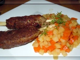 Zitronengras-Hackspieße mit Kartoffel-Karotten-Fenchel-Gemüse - Rezept