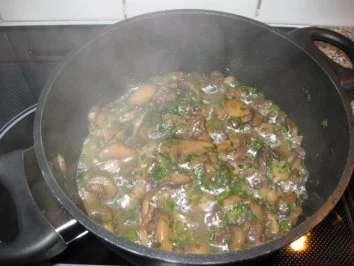 Knusprige Schenkel  auf Champignon-Rahm-Gnocchis.... - Rezept - Bild Nr. 2