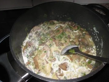 Knusprige Schenkel  auf Champignon-Rahm-Gnocchis.... - Rezept - Bild Nr. 3