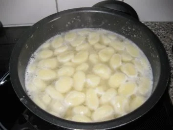 Knusprige Schenkel  auf Champignon-Rahm-Gnocchis.... - Rezept - Bild Nr. 4