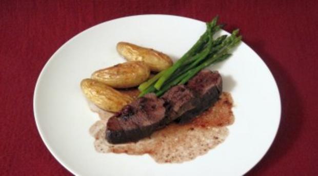 Hirschfilet mit Rosmarinkartoffeln und Rotweisoße - Rezept - kochbar.de