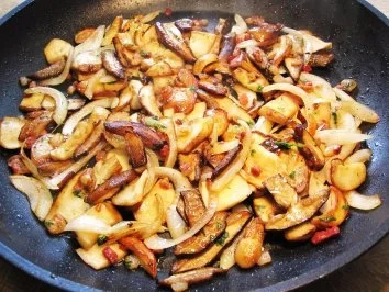 Rezept: Steinpilze mit Rotwein, dazu Spätzle Bild Nr. 4 Steinpilze mit Rotwein, dazu Spätzle - Rezept - Bild Nr. 4