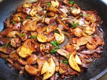 Rezept: Steinpilze mit Rotwein, dazu Spätzle Bild Nr. 6 Steinpilze mit Rotwein, dazu Spätzle - Rezept - Bild Nr. 6