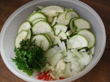 Rezept: Zucchini-Rahm-Gemüse mit Spaghetti Bild Nr. 3 Zucchini-Rahm-Gemüse mit Spaghetti - Rezept - Bild Nr. 3