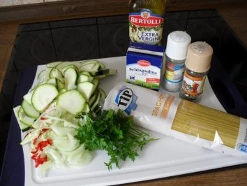Rezept: Zucchini-Rahm-Gemüse mit Spaghetti Bild Nr. 2 Zucchini-Rahm-Gemüse mit Spaghetti - Rezept - Bild Nr. 2