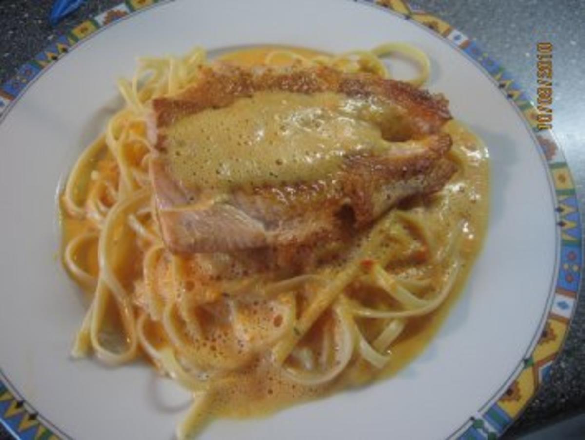 Bilder für Lachsfilets auf Linguine mit Paprikaschaumsoße - Rezept