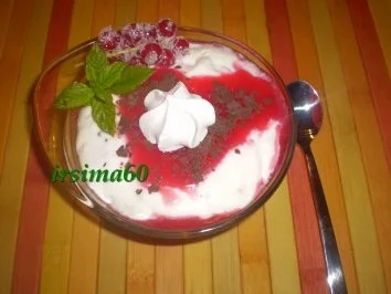 Joghurtcreme mit beschwipsten Johannisbeeren - Rezept
