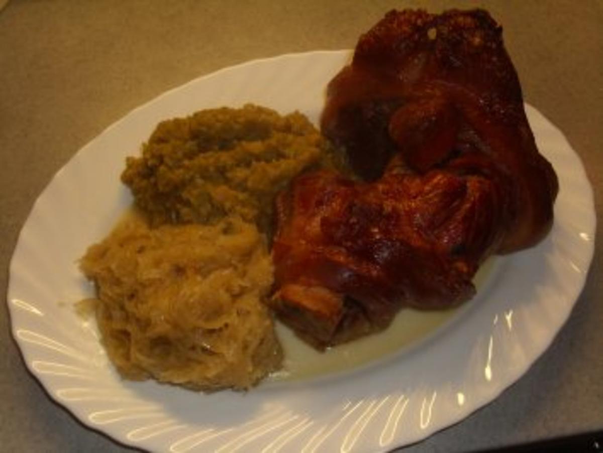 Fleischgerichte: Schweinshaxe mit Erbspüree und Sauerkraut - Rezept ...