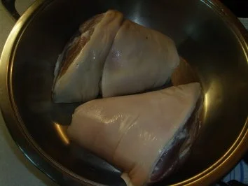 Fleischgerichte: Schweinshaxe mit Erbspüree und Sauerkraut - Rezept - Bild Nr. 2