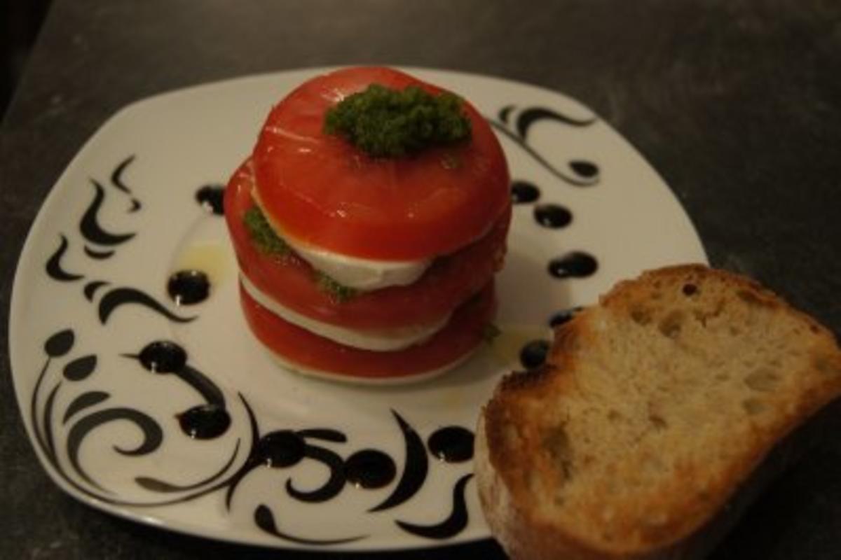 Tomaten-Mozzarella-Pesto Türmchen - Rezept