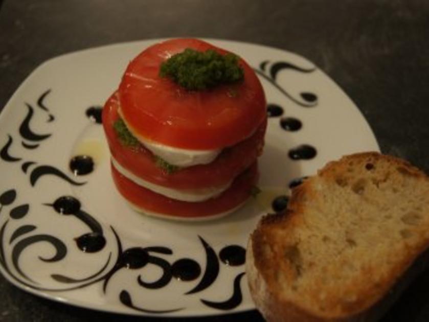 Tomaten Mozzarella Pesto Türmchen - einfach - 261 kcal/100g Tomaten Mozzarella Pesto Türmchen - einfach - 261 kcal/100g