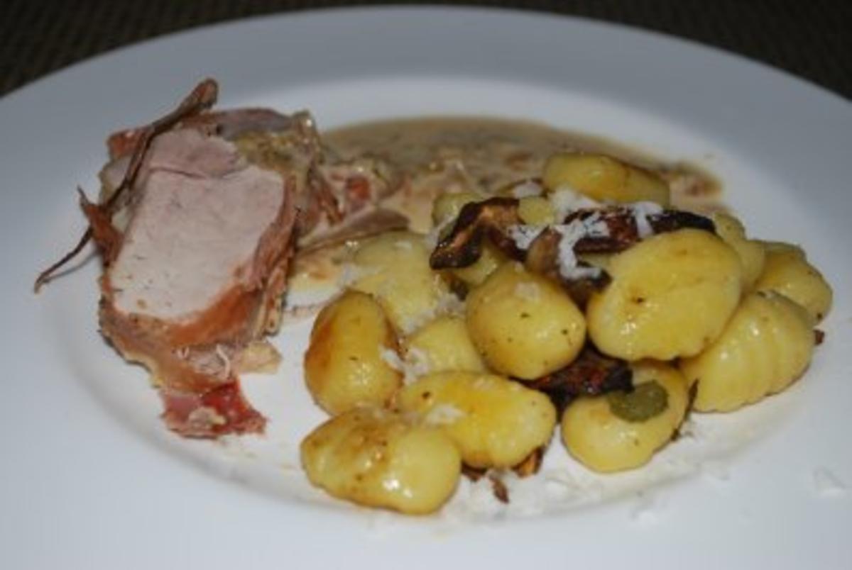 Gnocchi-Steinpilz-Pfanne zu Schweinefilet im Speckmantel - Rezept ...