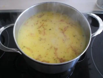 Jakobsmuscheln und Garnelen mariniert, mit Blattspinat und Sekt-Safran-Sauce - Rezept - Bild Nr. 2