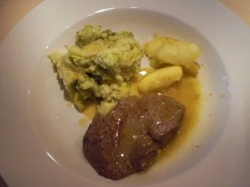 Rindermedallions mit Calvados-Sauce, Karamelläpfeln und Rosenkohlstampf - Rezept