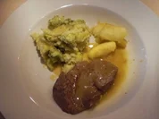 Rindermedallions mit Calvados-Sauce, Karamelläpfeln und Rosenkohlstampf - Rezept