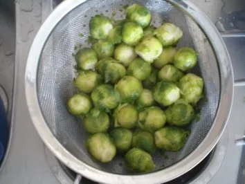 Rindermedallions mit Calvados-Sauce, Karamelläpfeln und Rosenkohlstampf - Rezept - Bild Nr. 2