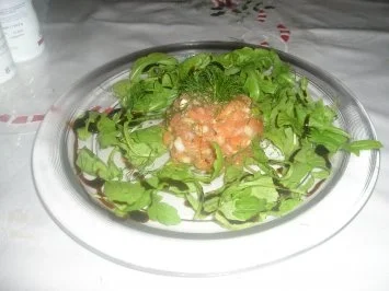 Lachstatar auf Rucola - Rezept