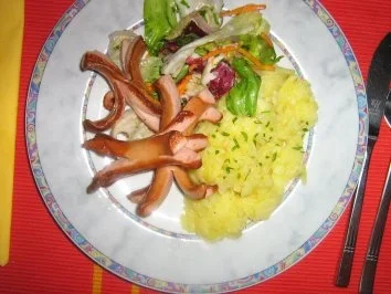 Rezept: Wienerle mit Kartoffelsalat neu präsentiert Wienerle mit Kartoffelsalat neu präsentiert - Rezept