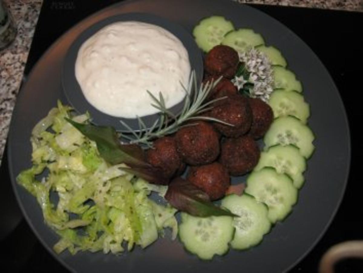 Falafel mit Quarkdipp, Salat und Salatgurke - Rezept