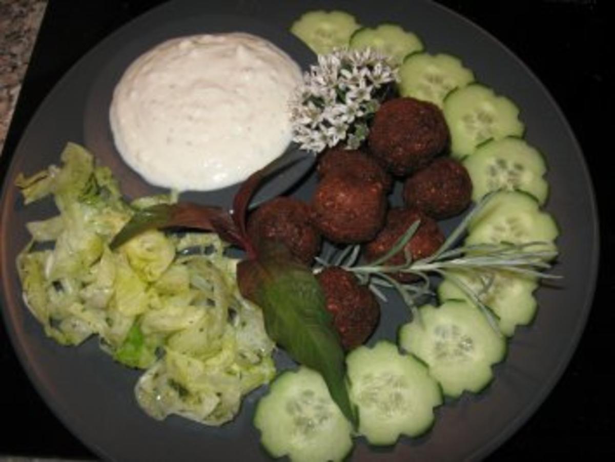 Falafel mit Quarkdipp, Salat und Salatgurke - Rezept - Bild Nr. 2