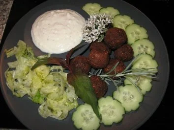 Rezept: Falafel mit Quarkdipp, Salat und Salatgurke Bild Nr. 2 Falafel mit Quarkdipp, Salat und Salatgurke - Rezept - Bild Nr. 2