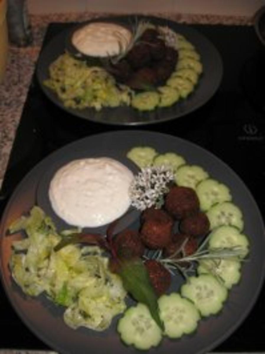 Falafel mit Quarkdipp, Salat und Salatgurke - Rezept - Bild Nr. 3