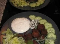 Rezept: Falafel mit Quarkdipp, Salat und Salatgurke Bild Nr. 3 Falafel mit Quarkdipp, Salat und Salatgurke - Rezept - Bild Nr. 3