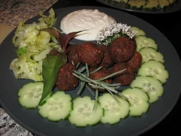 Rezept: Falafel mit Quarkdipp, Salat und Salatgurke Bild Nr. 4 Falafel mit Quarkdipp, Salat und Salatgurke - Rezept - Bild Nr. 4