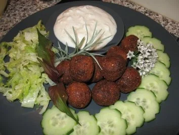 Rezept: Falafel mit Quarkdipp, Salat und Salatgurke Bild Nr. 5 Falafel mit Quarkdipp, Salat und Salatgurke - Rezept - Bild Nr. 5