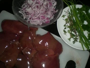 Mousse von der Putenleber trifft sich mit Toastherzen im Feldsalatbett - Rezept - Bild Nr. 2