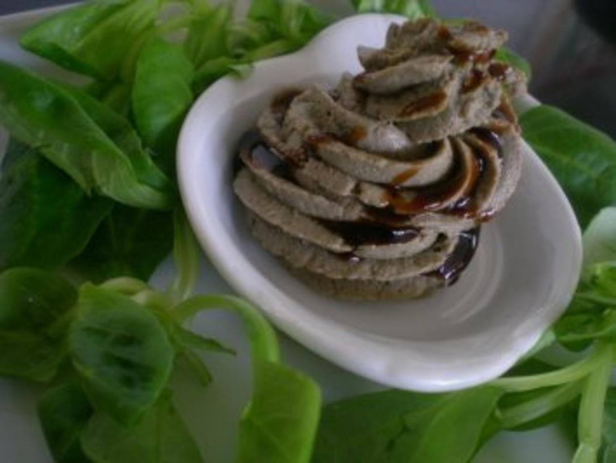 Mousse von der Putenleber trifft sich mit Toastherzen im Feldsalatbett - Rezept - Bild Nr. 7