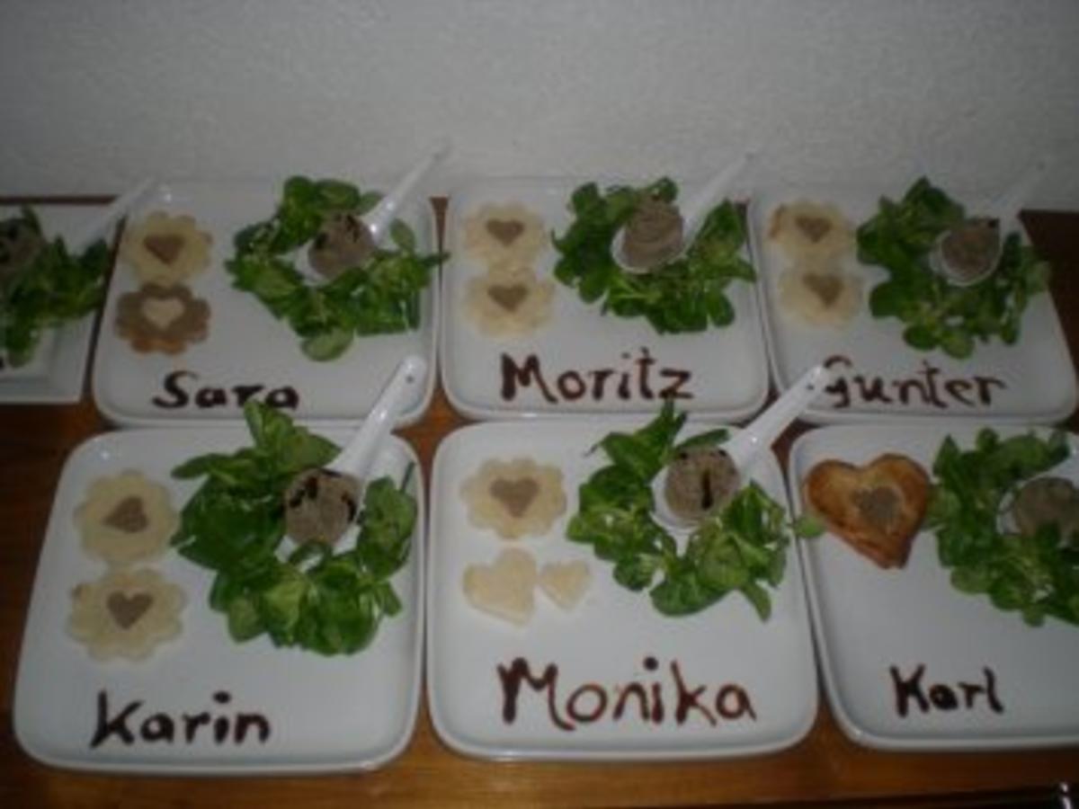 Mousse von der Putenleber trifft sich mit Toastherzen im Feldsalatbett ...