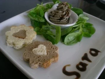 Mousse von der Putenleber trifft sich mit Toastherzen im Feldsalatbett - Rezept