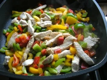 Puten - Paprika Pfanne mit Nudeln.. und Salat - Rezept - Bild Nr. 4