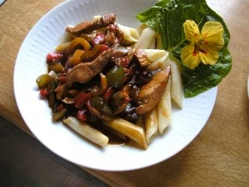 Puten - Paprika Pfanne mit Nudeln.. und Salat - Rezept