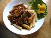 Puten - Paprika Pfanne mit Nudeln.. und Salat - Rezept