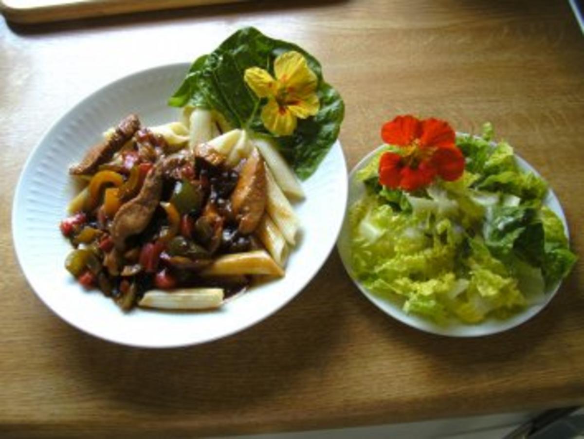 Puten - Paprika Pfanne mit Nudeln.. und Salat - Rezept - Bild Nr. 2