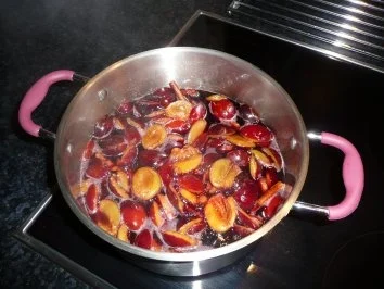 Zwetschgen in Rotwein - Rezept