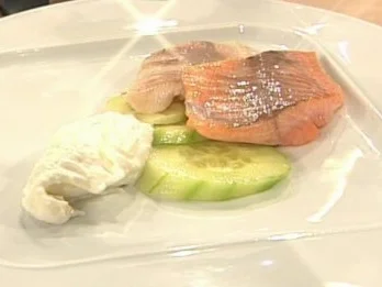 Rezept: Geräucherte Forelle mit frischem Meerrettich und japanischem Gurkensalat à la de Santis Geräucherte Forelle mit frischem Meerrettich und japanischem Gurkensalat à la de Santis - Rezept