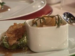 Rezept: Kapaun im Wirsingmantel mit Bäckerinkartoffel à la de Santis Kapaun im Wirsingmantel mit Bäckerinkartoffel à la de Santis - Rezept