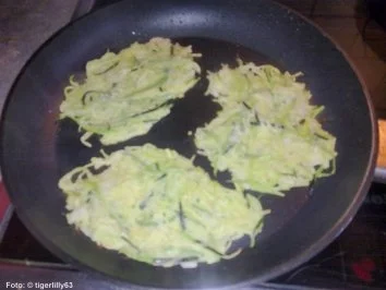 Zucchinipuffer mit Schmand-Dip - Rezept