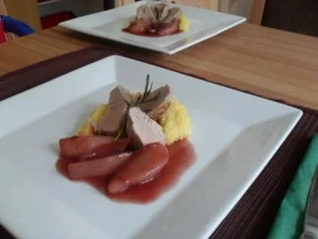 Schweinefilet mit Rotweinbirnen und cremiger Polenta - Rezept