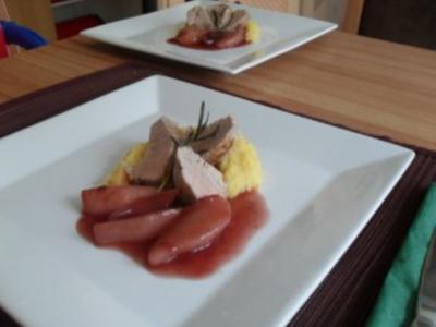 Rezept: Schweinefilet mit Rotweinbirnen und cremiger Polenta Schweinefilet mit Rotweinbirnen und cremiger Polenta - Rezept