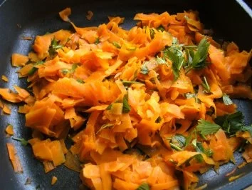 Rezept: Alltags-Essen - "Möhrenbandnudeln" mit Karoffel - Sellerie - Apfelpürre Bild Nr. 3 Alltags-Essen - "Möhrenbandnudeln" mit Karoffel - Sellerie - Apfelpürre - Rezept - Bild Nr. 3